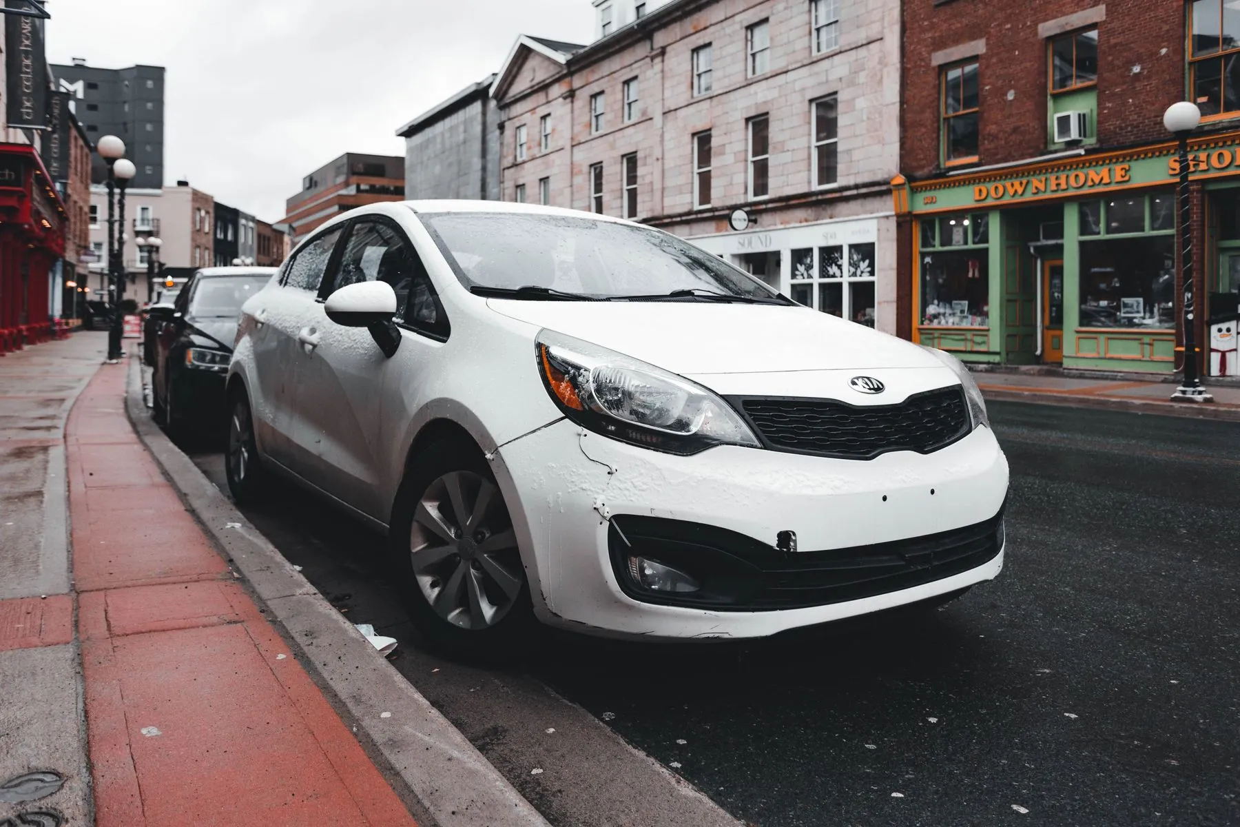 Kia Rio Hatchback EX 2020. Kia Rio blanco estacionado junto a la banqueta