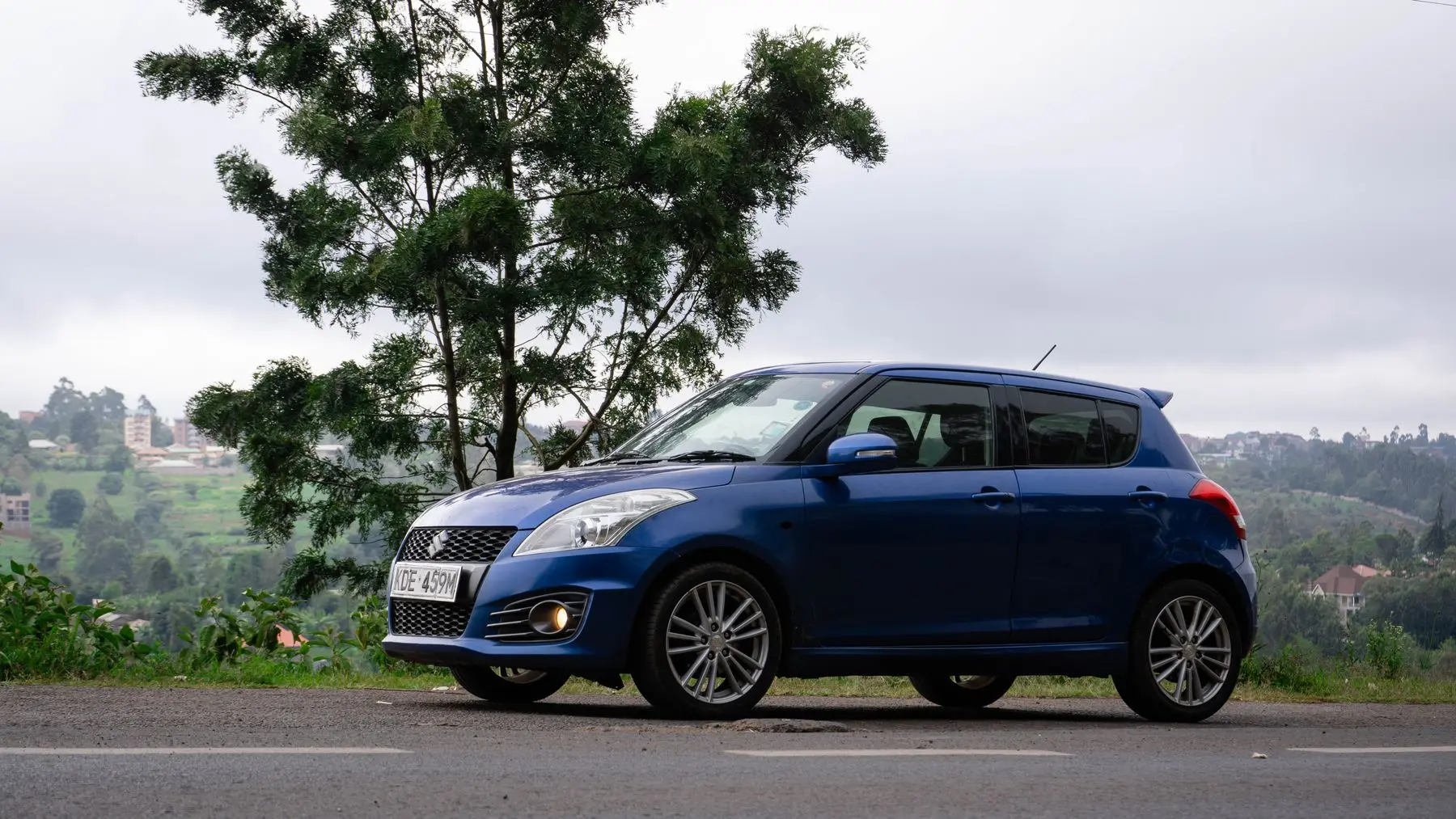 Suzuki Swift GLS 2022. Suzuki Swift azul de tres cuartos en un camino