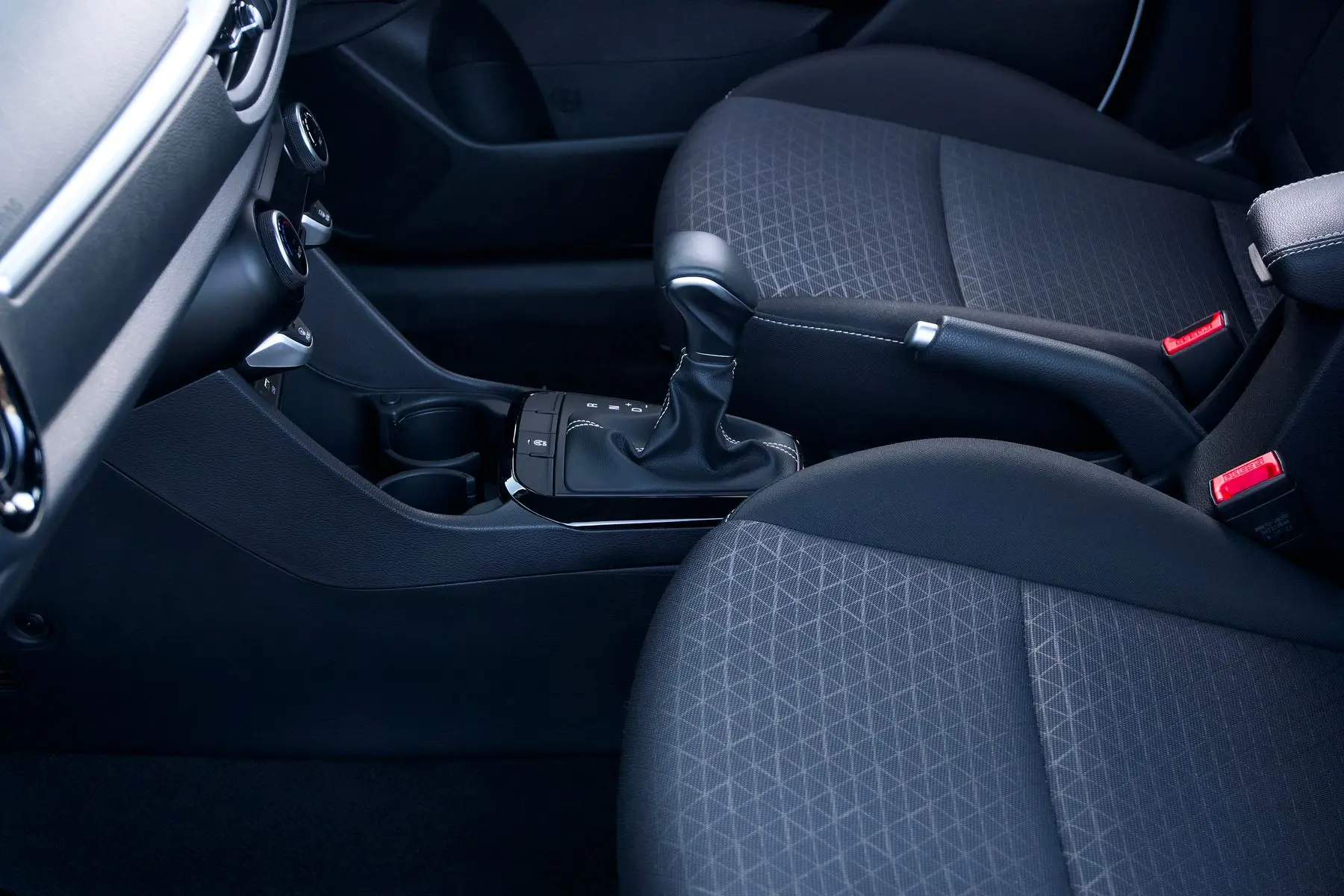 Chevrolet Tracker LT 2022. Asientos delanteros de tela y palanca de velocidades