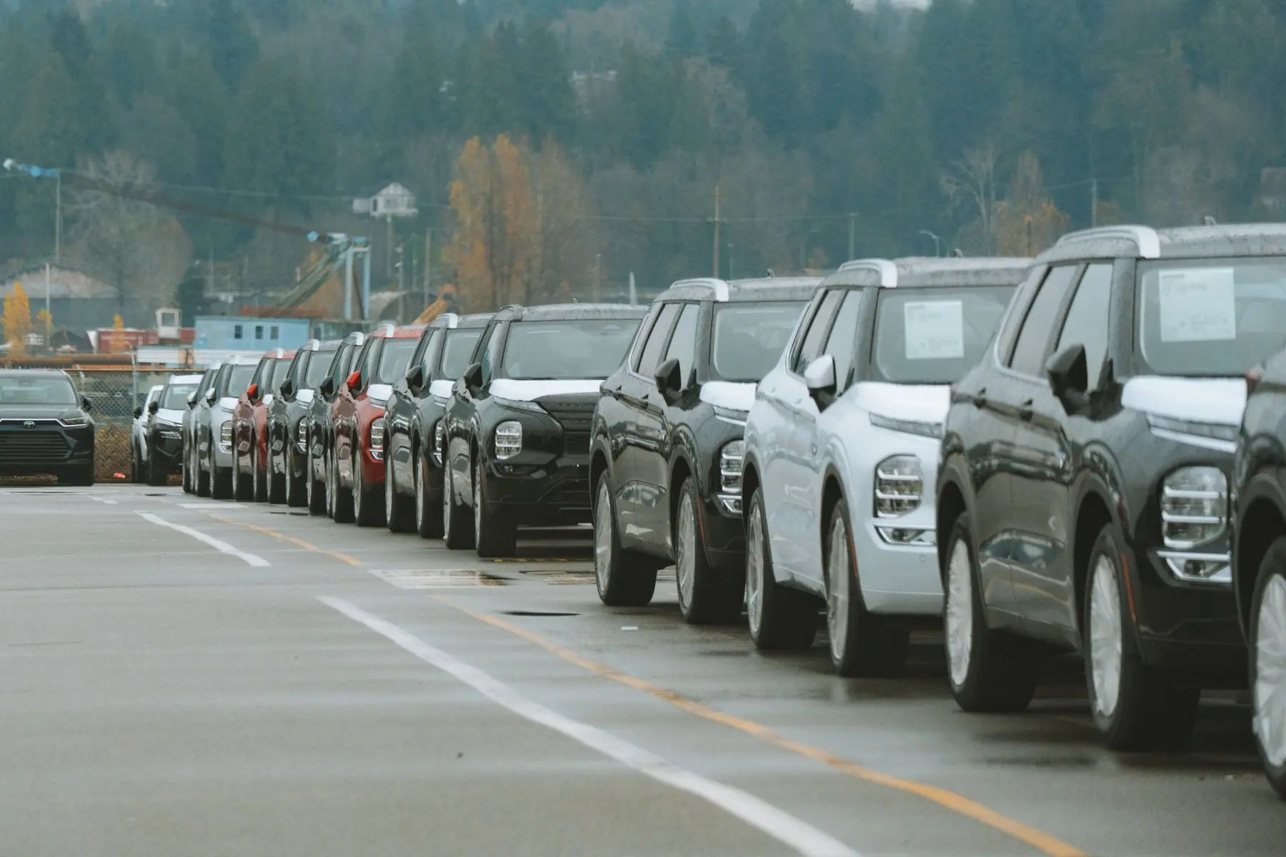 Chevrolet Tracker LT 2022. Fila de unidades estacionadas en el lote