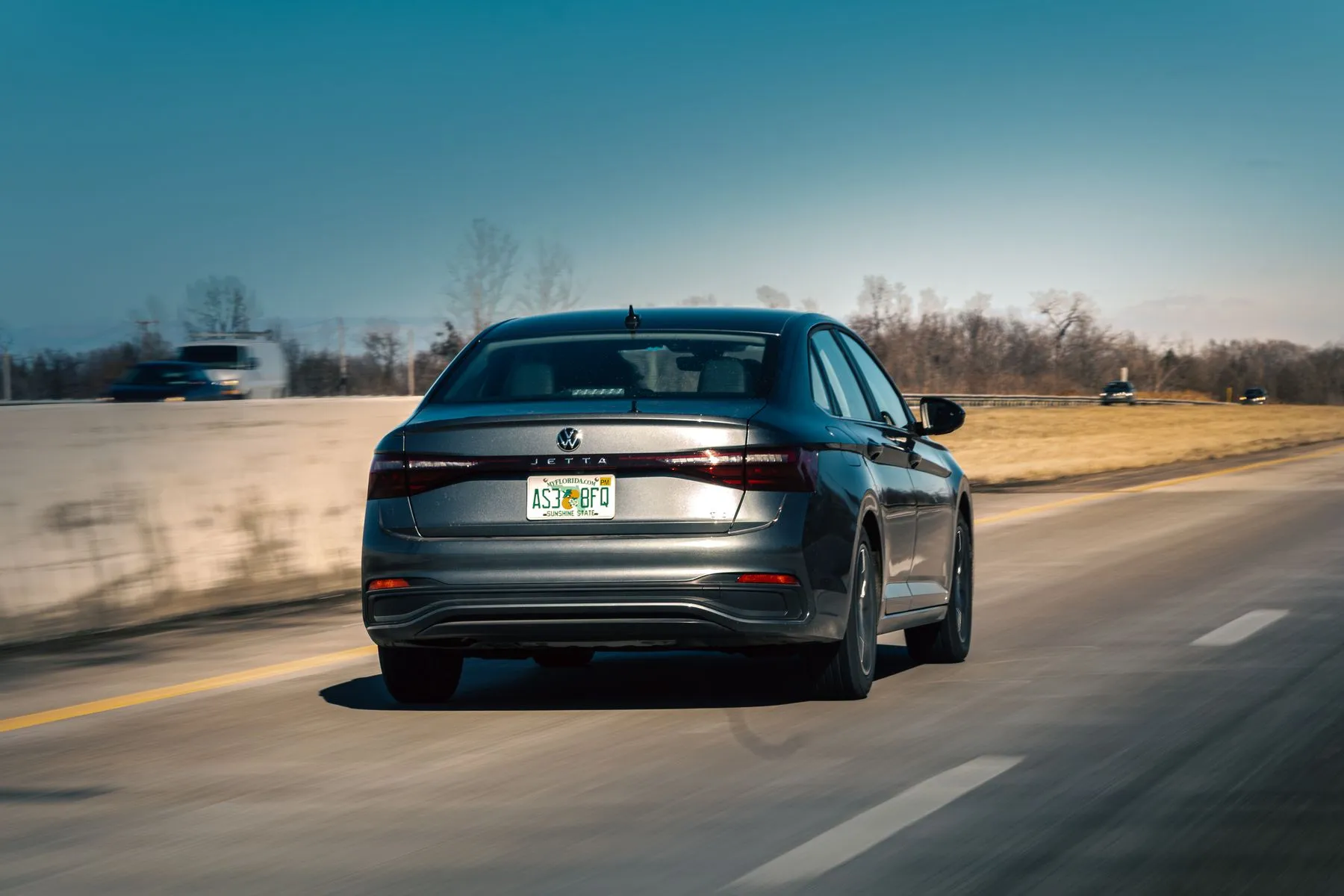 Volkswagen Jetta Trendline 2020. Volkswagen Jetta gris visto por detrás, en carretera